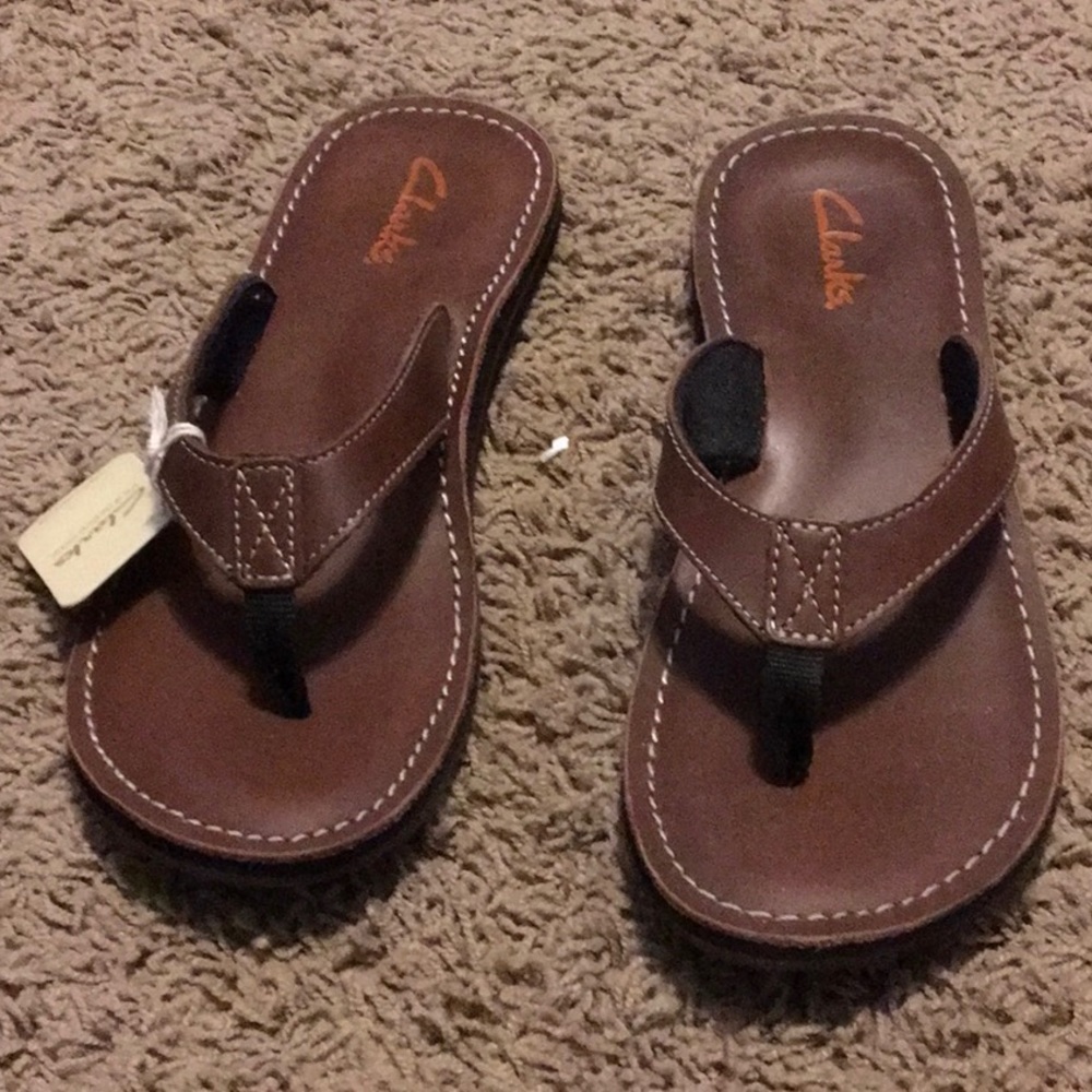 Clarks leather flip flops